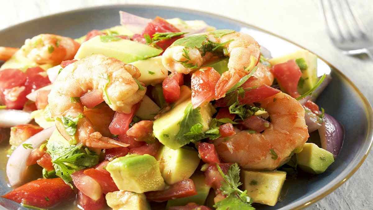 Salade avocat, crevettes et tomates