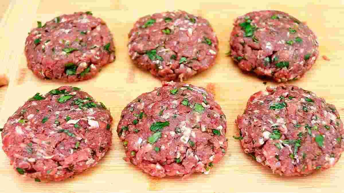 Burgers à la viande avec du riz aux légumes