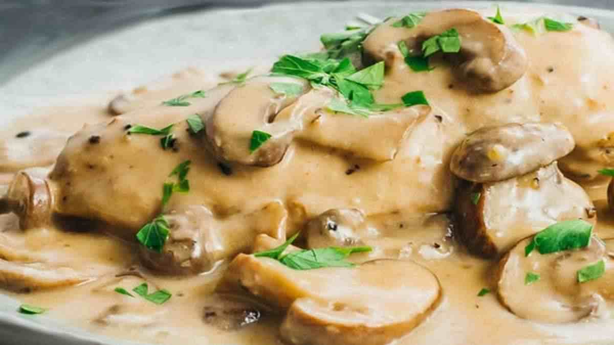 blanquette-de-poulet-aux-champignons-un-plat-avec-une-saveur-forte-2