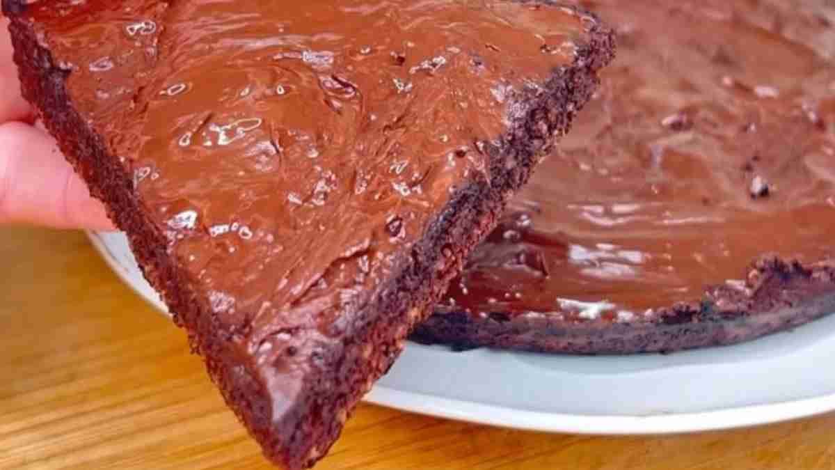 je-fais-cuire-ce-gateau-au-chocolat-dans-une-poele-en-seulement-10-minutes-ca-me-sauve-toujours-la-vie-seulement-180-kcal