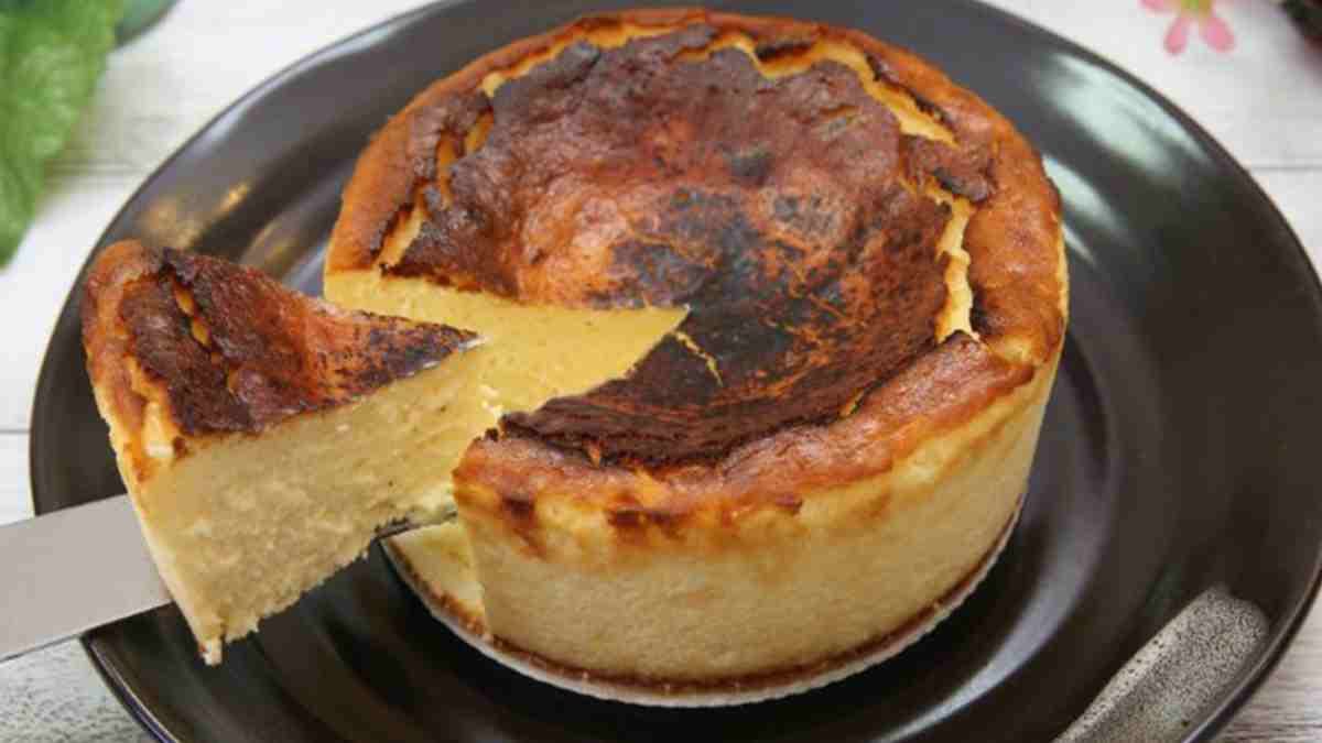 le-cheesecake-basque-le-gateau-brule-qui-devient-populaire-sur-la-toile-seulement-160-kcal