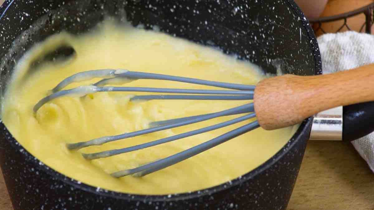 vous-pouvez-egalement-deguster-immediatement-la-creme-anglaise-legere-a-la-noix-de-coco-avec-une-cuillere-seulement-170-kcal