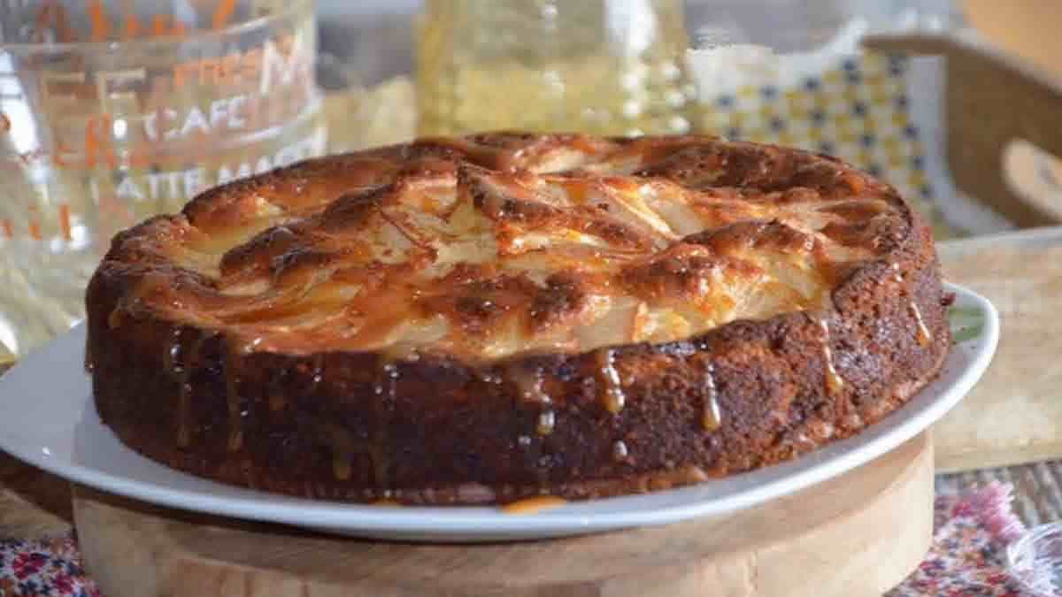 Gâteau-au-yaourt-pommes-et-caramel-beurre-salé.jpeg