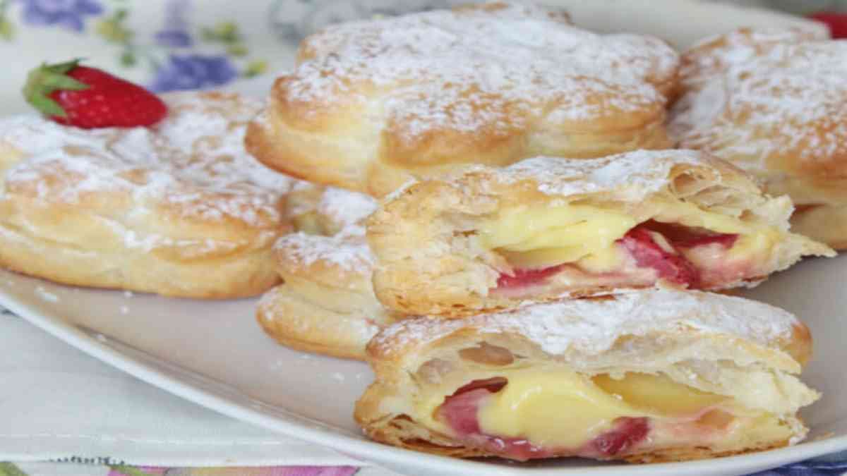 chaussons-aux-fraises-vanille-et-fromage-a-la-creme