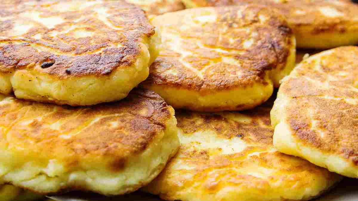 avec-2-pommes-je-prepare-ces-beignets-delicieux-des-quils-sont-prets-ils-disparaissent-en-un-rien-de-temps