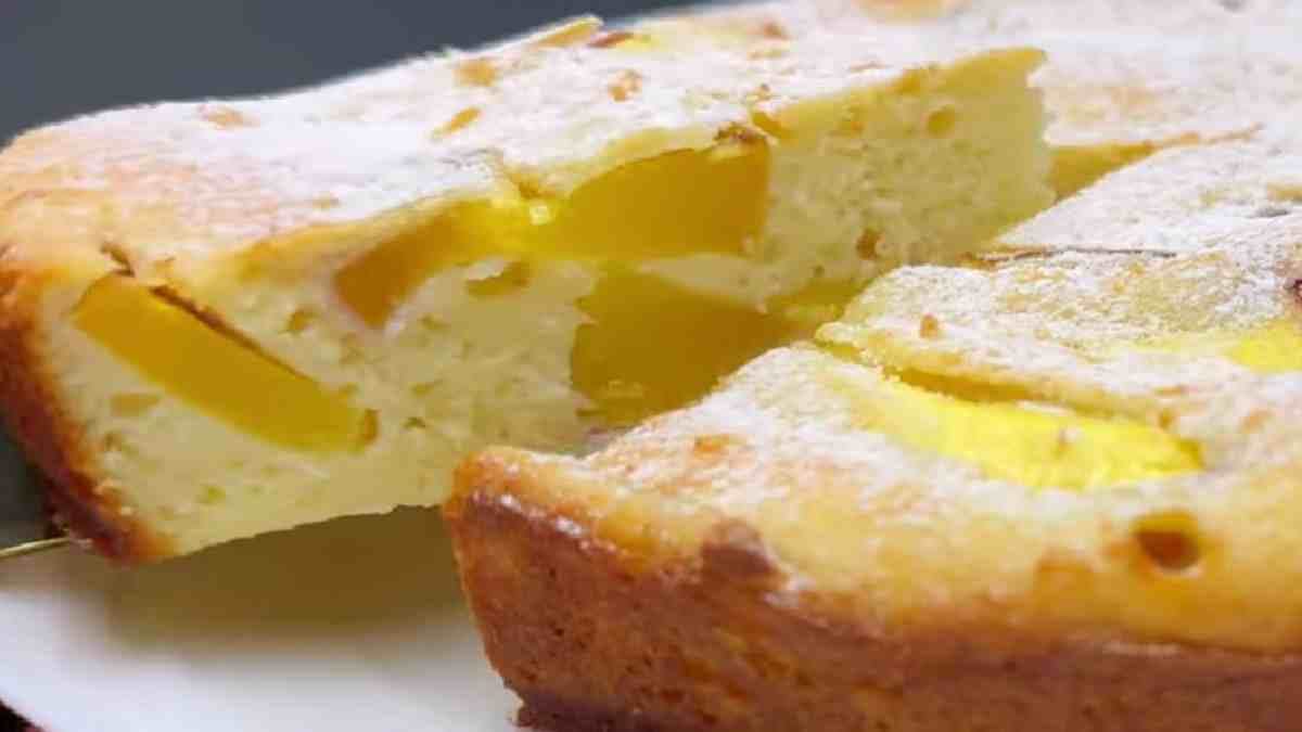 le-gateau-aux-peches-daout-le-petit-dejeuner-est-pret-un-petit-plaisir-sans-culpabilite